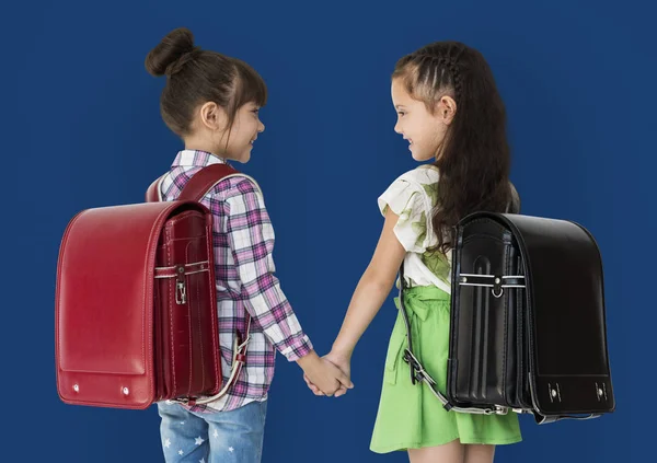 Duas meninas da escola com mochilas — Fotografia de Stock