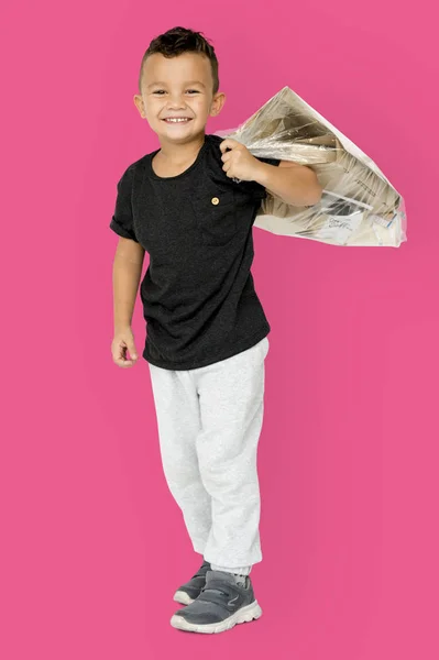 Хлопчик з паперовим сміттям — стокове фото