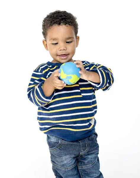 Menino segurando pequeno globo — Fotografia de Stock