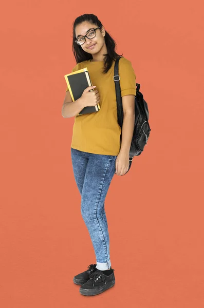 Estudante indiano segurando livro didático — Fotografia de Stock