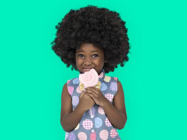 Афроамериканська дівчина їсть льодяник — стокове фото
