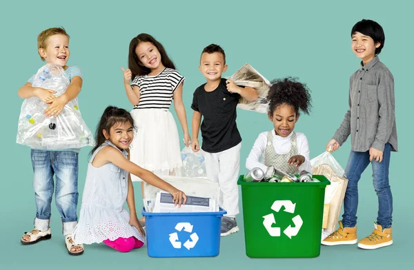 Дети с отходами для переработки — стоковое фото