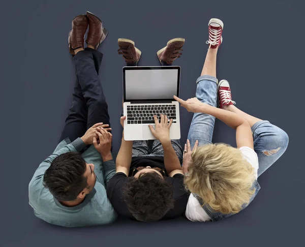 Personas adultas usando el ordenador portátil — Foto de Stock