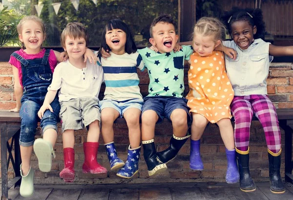 Niños abrazándose juntos — Foto de Stock