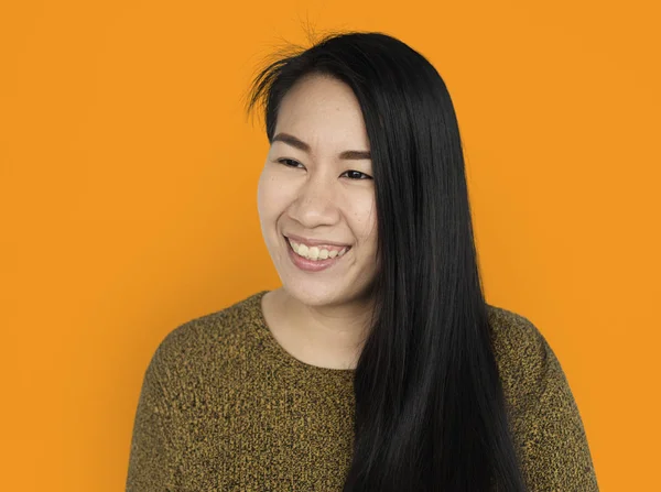 Красива азіатська жінка посміхається — стокове фото