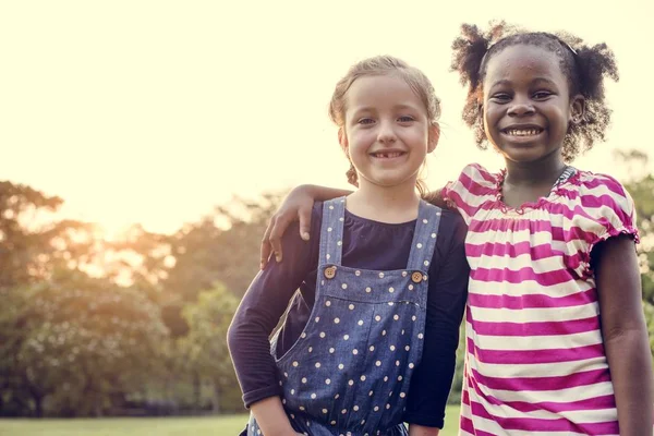 Kinder umarmen sich im Park — Stockfoto