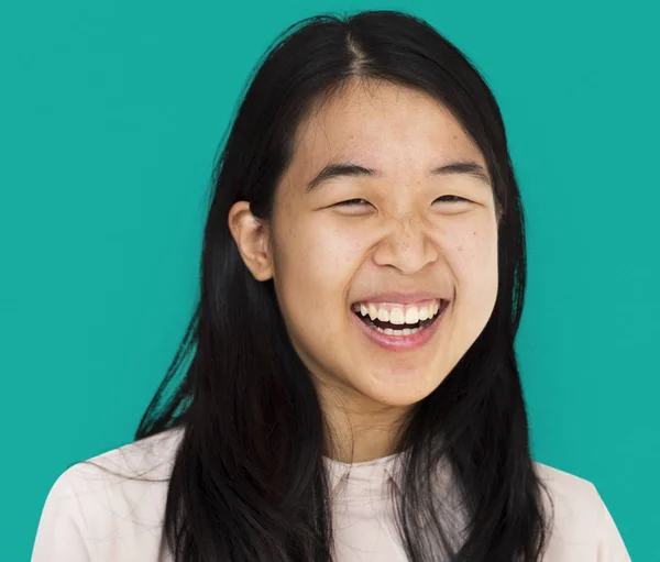 Азиатская девочка смеется — стоковое фото