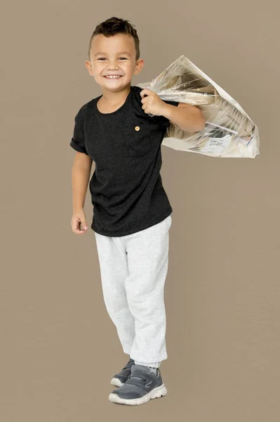 Chlapec s sáček s odpadky papíru — Stock fotografie