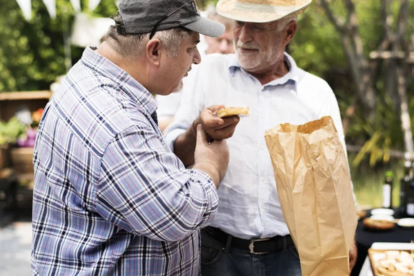 Homens caucasianos conversando juntos Comprar Padaria — Fotografia de Stock