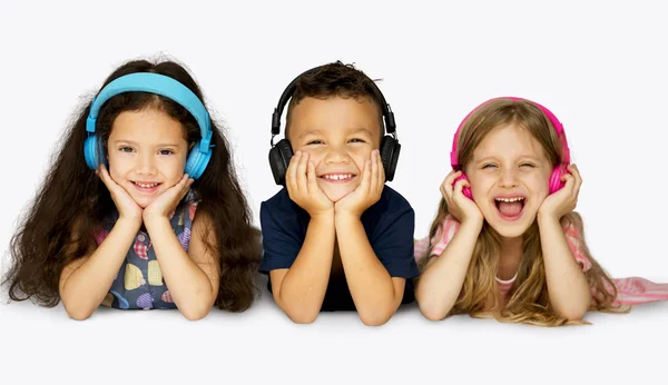 Niños Mentir y escuchar música — Foto de Stock