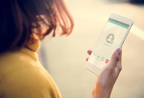 Mujer usando smartphone —  Fotos de Stock