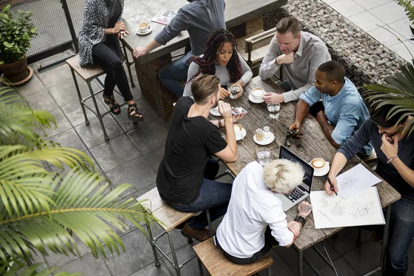 Grupo de pessoas brainstorming juntos — Fotografia de Stock