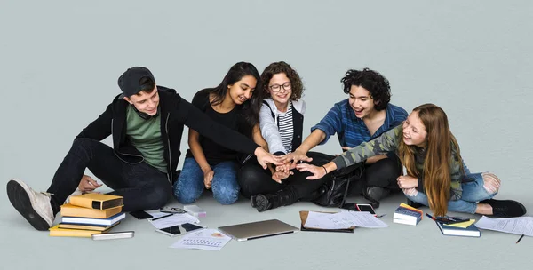 Studenten hand monteren samen — Stockfoto