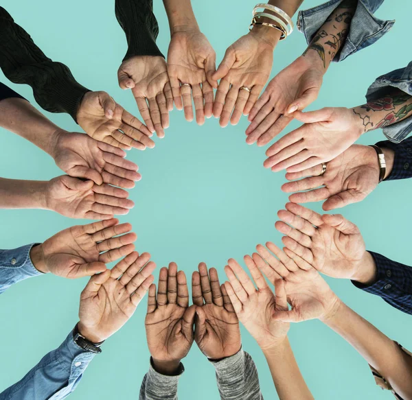 Manos humanas juntas en círculo — Foto de Stock