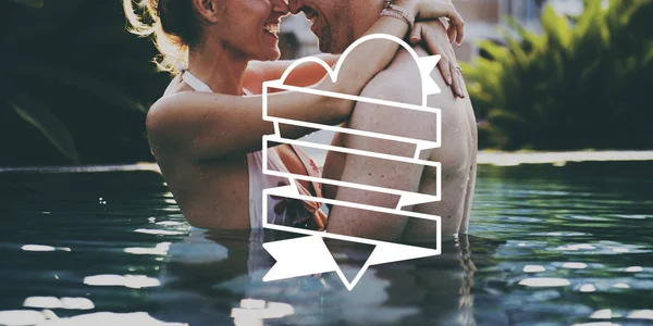 Casal descansando na piscina — Fotografia de Stock