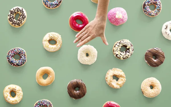 Elegir a mano variedad de donas — Foto de Stock