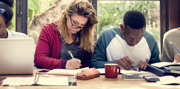 Lecciones de aprendizaje de estudiantes multiétnicos —  Fotos de Stock