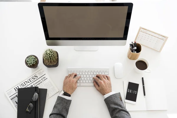 Mãos humanas digitando no teclado do computador — Fotografia de Stock