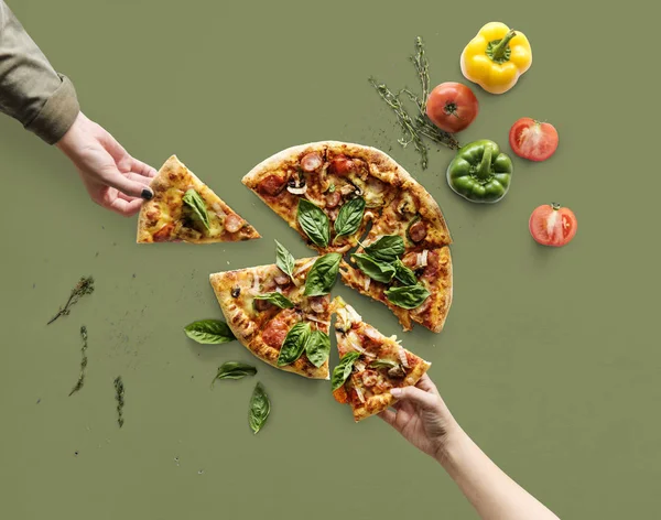 Figyelembe szeleteket olasz pizza keze — Stock Fotó