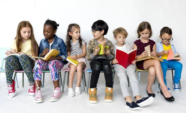 Crianças em idade escolar estudando juntas — Fotografia de Stock