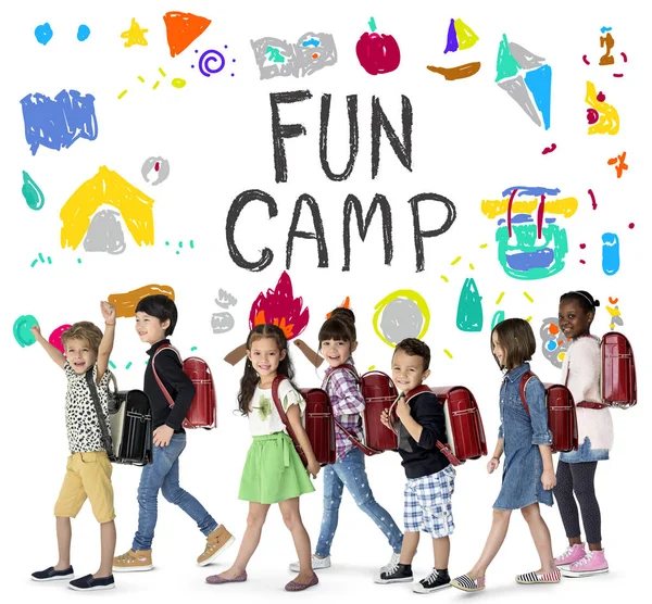 sırt çantaları ile yürüme çocuklar