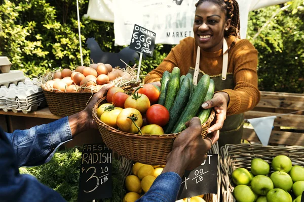 Frau verkauft Gemüse — Stockfoto