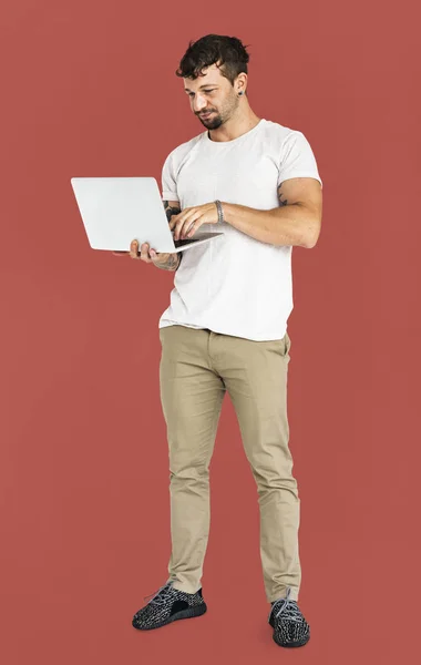 Tampan pria menggunakan laptop — Stok Foto