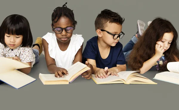 Kinder lesen Bücher — Stockfoto