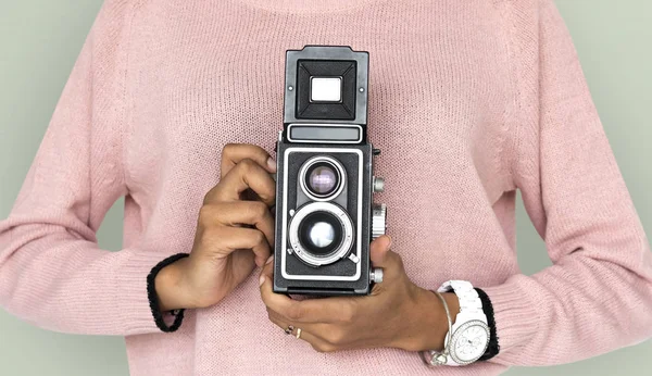 Kız Holding retro klasik kamera — Stok fotoğraf