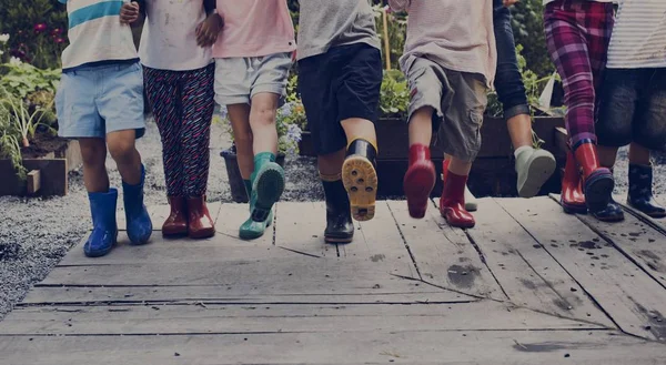 Kinder tragen Gummistiefel — Stockfoto