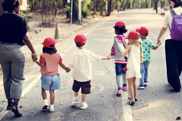 Pequenos estudantes está em uma excursão de campo — Fotografia de Stock