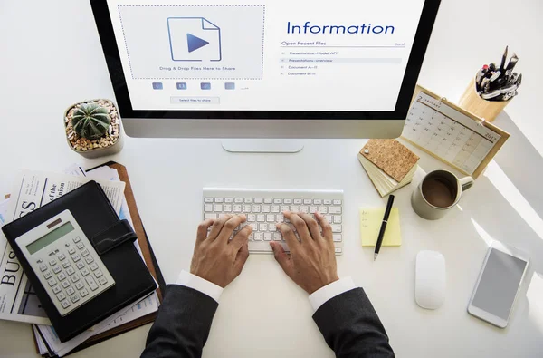 Homem digitando no teclado — Fotografia de Stock