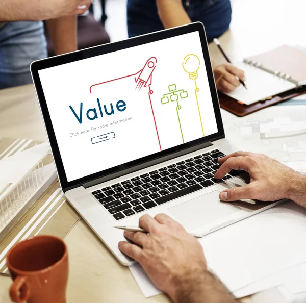 insan eli masada dizüstü bilgisayar kullanarak