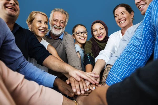 Grupp av människor tillsammans — Stockfoto