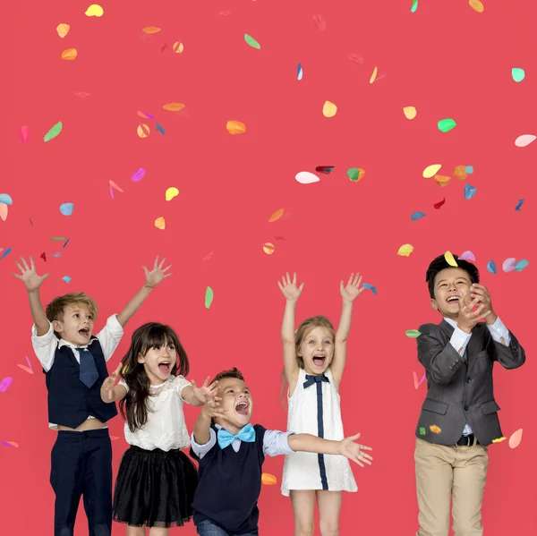 Kinderen vieren met confetti — Stockfoto