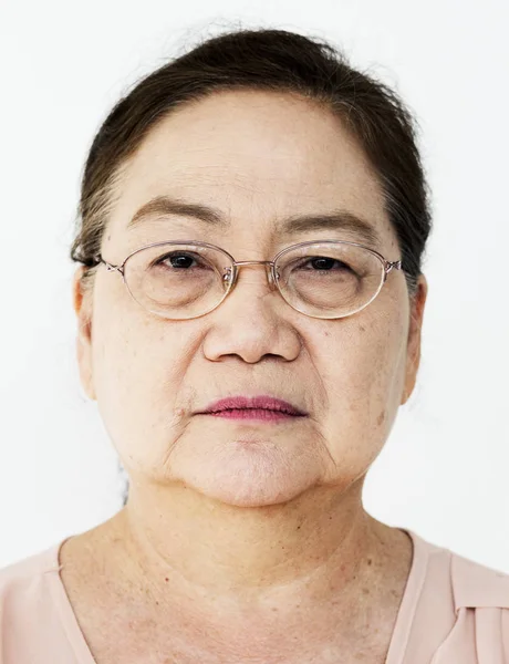 Ernstige Aziatische senior vrouw — Stockfoto