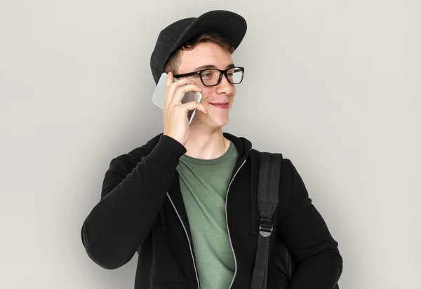 Adolescent gars est sur un téléphone — Photo