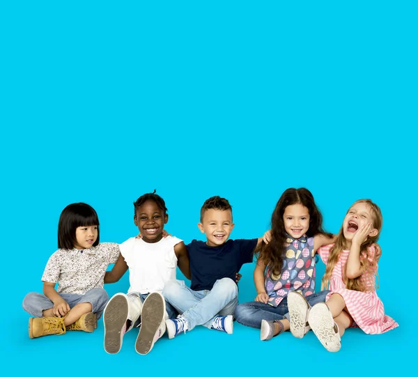 Kids sitting on floor together — Stock Photo, Image