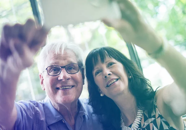 Paar macht Selfie zusammen — Stockfoto