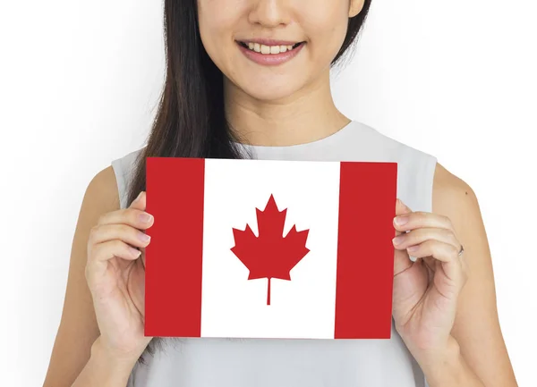 Jonge vrouw bedrijf Canadese vlag. — Stockfoto