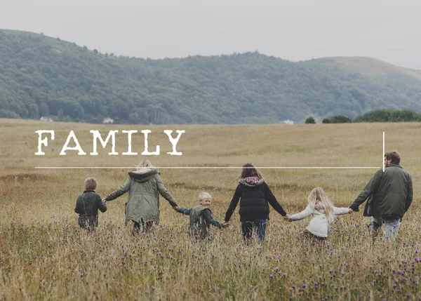 Familienwanderung im Herbstfeld — Stockfoto