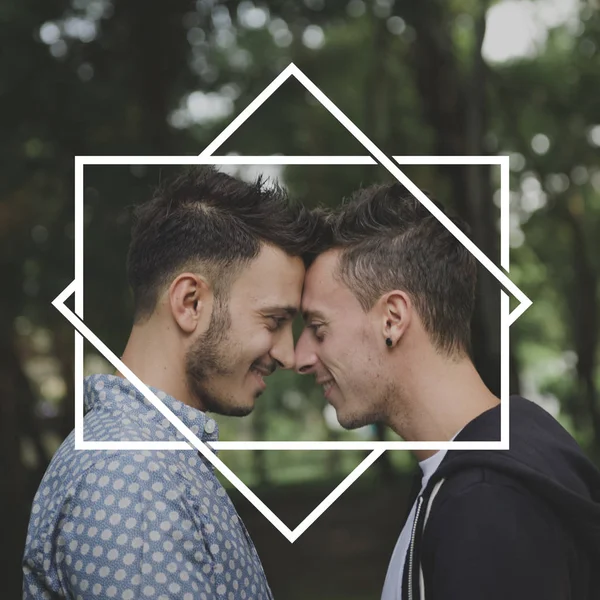 Gay coppia toccando con fronti — Foto Stock
