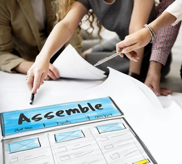 Diseñadores trabajando con póster —  Fotos de Stock