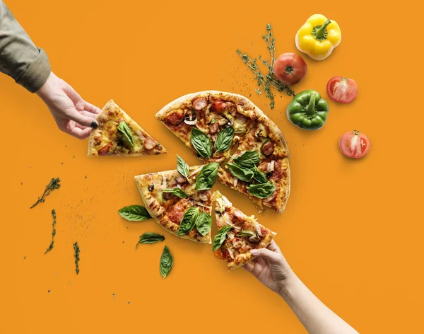 Χέρια λαμβάνοντας φέτες Ιταλική Πίτσα — Φωτογραφία Αρχείου