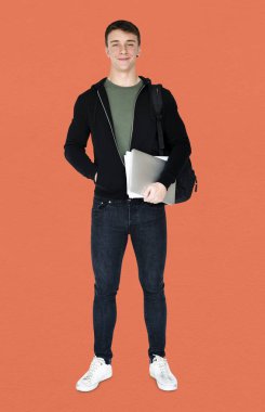 Dizüstü bilgisayar tutan adam