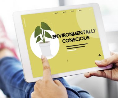 kişi holding dijital tablet