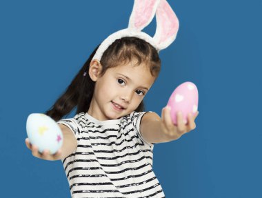 Paskalya yumurtaları ile küçük kız