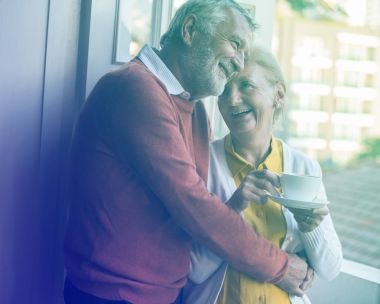 kucaklayan ve çay içme üst düzey insanlar