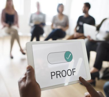 Dijital tablet kullanan kişi