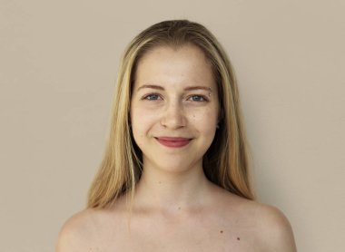 Mutlu yüz ifadesi ile gülümseyen kadın